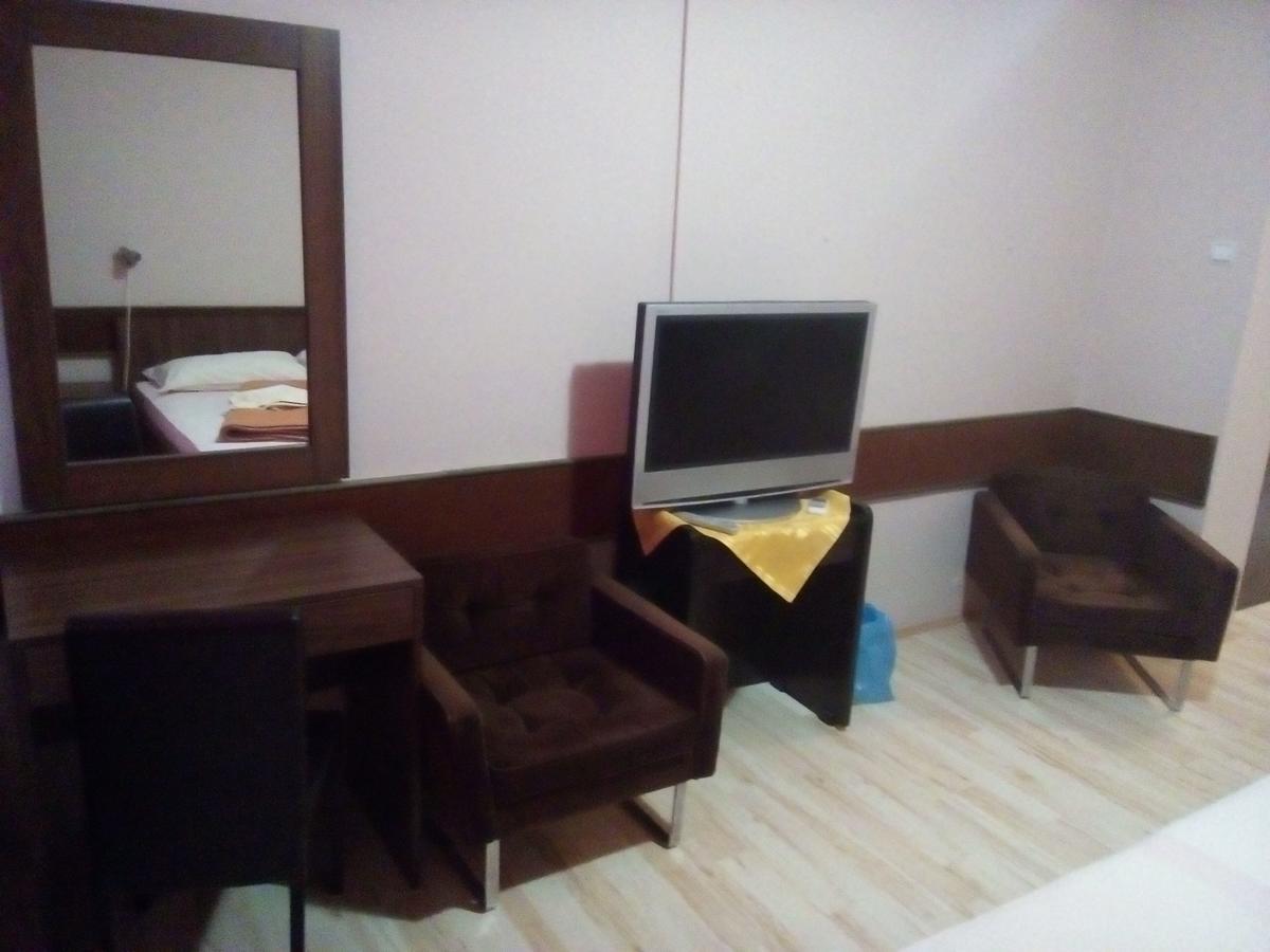 Hotel Restoran Sa Prenocistem Zitiste Exterior foto
